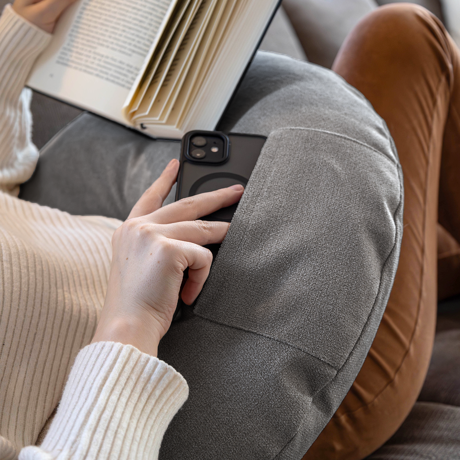 Bookiepad Lesekissen Classic mit Tasche - Anthrazit - Bookiepad, Lesekissen, Bücherkissen, Cozy reading