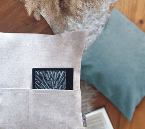 Kissen mit Tasche Cozy Home in Velour-Optik - Anthrazit - Bookiepad, Taschenkissen, Bücherkissen, Lesekissen